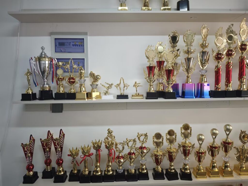 トロフィー trophy 勲章 ネクタイピンオリジナル 刻印デザイン 刻印ネクタイピン 村田産業 オリジナルピン オリジナルタイピン タイピン刻印 タイピンオリジナル ムラタのオリジナルタイピン 卒業記念ネクタイピン 成人式オリジナル 社内用ネクタイピン